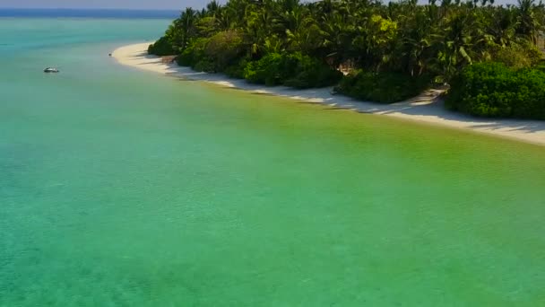 ターコイズブルーの海と白い砂の背景による熱帯湾のビーチアドベンチャーの空中ドローン旅行 — ストック動画