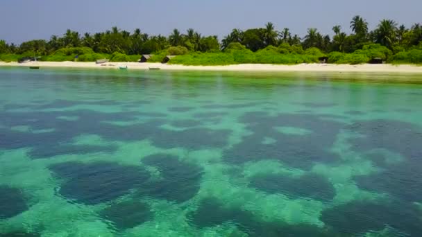 Aerial drone charakter tropikalnego wybrzeża czas plaży przez niebieski ocean i białe piaszczyste tło — Wideo stockowe