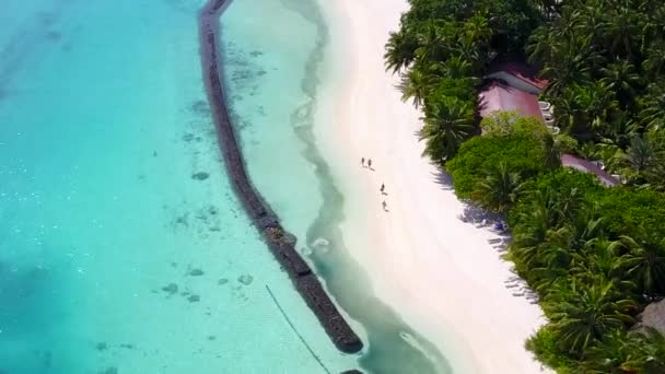 Cielo aéreo del paraíso viaje de playa turística por mar azul con fondo arenoso brillante — Vídeo de stock