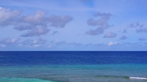 Aerial abstract of paradise isola spiaggia viaggio in acqua blu oceano con sfondo di sabbia bianca — Video Stock