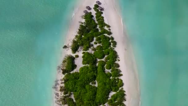 Aerial charakter relaksujące wybrzeże plaży wakacje przez niebieski zielony laguny z białym tle piaszczystym — Wideo stockowe