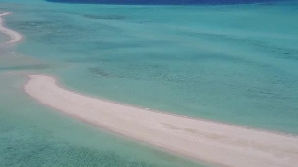 Paysage marin drone aérien de la plage côtière parfaite style de vie par l'eau bleue avec fond sablonneux brillant — Video
