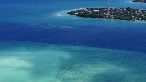 Letecký drone abstrakt krásné laguny pláž výlet na mělké moře a bílý písek pozadí — Stock video
