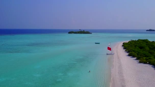 Viagem aérea drone de férias relaxantes praia turística por mar azul e fundo arenoso brilhante — Vídeo de Stock