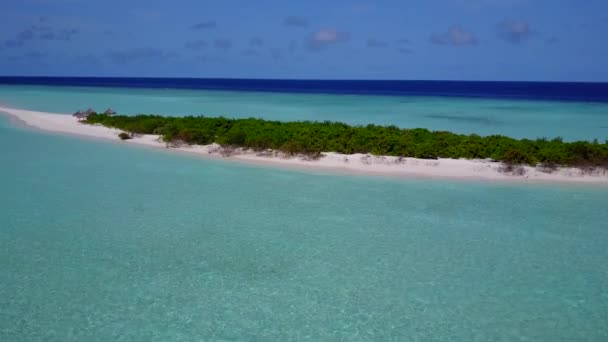 Drone viaggio aereo di tranquilla vista mare viaggio in spiaggia da acqua blu e sfondo di sabbia bianca — Video Stock