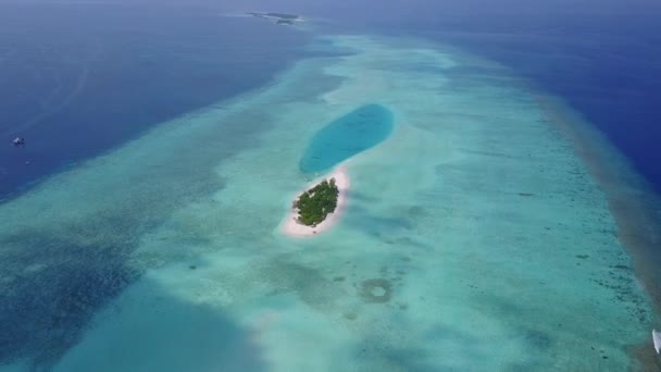 Antenn drönare himmel i paradiset havsutsikt strand tid av blått hav med vit sand bakgrund — Stockvideo