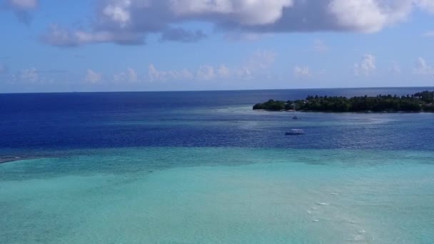 Textura aérea del viaje idílico a la playa de la bahía por el océano azul con fondo de arena blanca — Vídeos de Stock