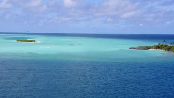 Drohnenpanorama der ruhigen Inselstrandfahrt durch klares Meer und weißen Sand — Stockvideo