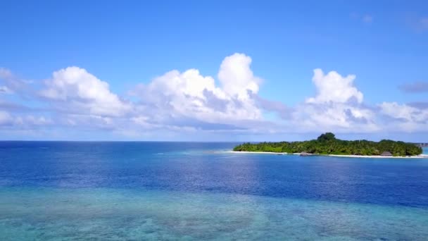 Drone άποψη πανόραμα της παραλίας παραδεισένια ακτή ταξίδι με μπλε πράσινο ωκεανό με λευκό φόντο άμμο — Αρχείο Βίντεο