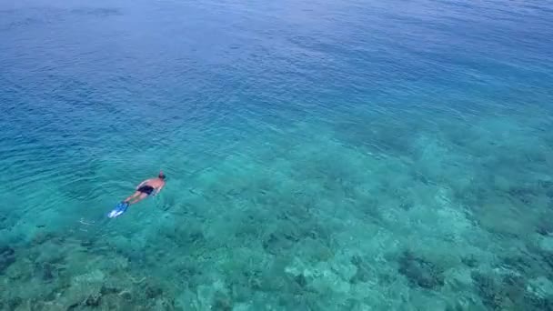 Paisaje aéreo de drones del paraíso turístico playa estilo de vida por laguna azul con fondo de arena blanca — Vídeos de Stock