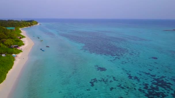 Antenn drönare abstrakt av exotiska kust strand resa med aqua blått vatten och ljus sandig bakgrund — Stockvideo