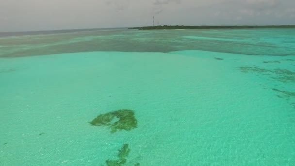 Paesaggio aereo di rilassante vacanza al mare baia da laguna blu con sfondo di sabbia bianca — Video Stock