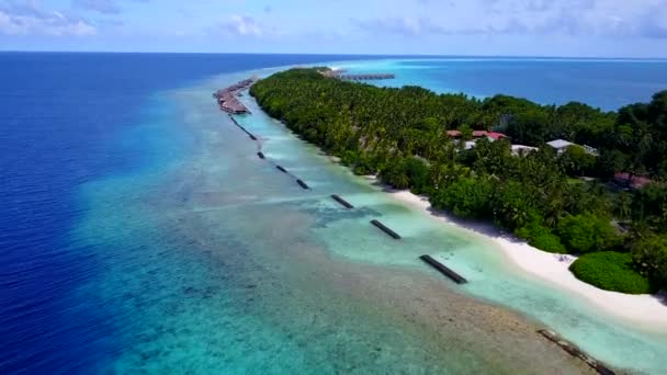 Sahil sahil yolculuğunun hava aracı manzarası şeffaf deniz ve parlak kumlu arka plan — Stok video