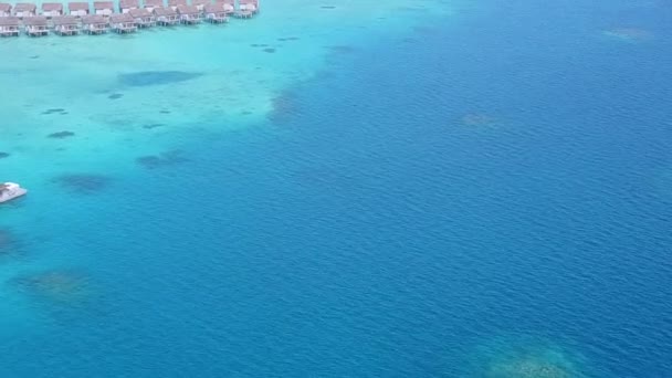 Luftraum von Luxus Meerblick Strand Lifestyle durch flachen Ozean und weißen Sandhintergrund — Stockvideo