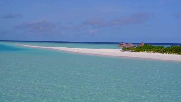 Drone viagem de tranquila praia aventura pelo oceano claro e fundo arenoso brilhante — Vídeo de Stock