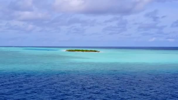 Vista aerea turismo di lusso sul mare vacanza al mare vicino al mare poco profondo con sfondo di sabbia bianca — Video Stock