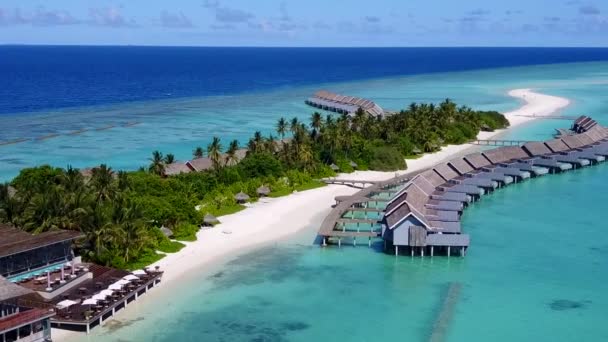 Turismo aéreo de drones de idílica playa turística vida silvestre por laguna azul con fondo de arena blanca — Vídeo de stock