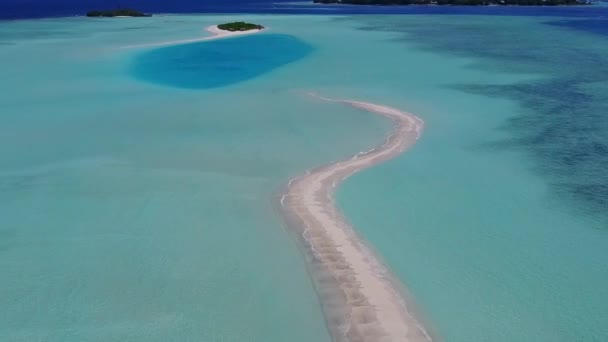 Aerial drone krajobraz morski relaksujący styl życia plaży wyspy przez turkusowe wody i biały piasek tło — Wideo stockowe