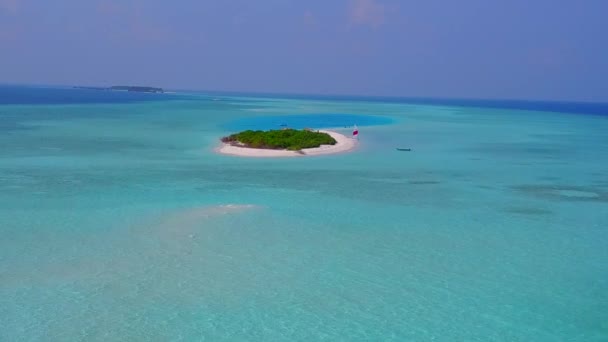 Drohne Meereslandschaft von idyllischen Strand am Meer brechen durch blaue Lagune mit weißem Sand Hintergrund — Stockvideo