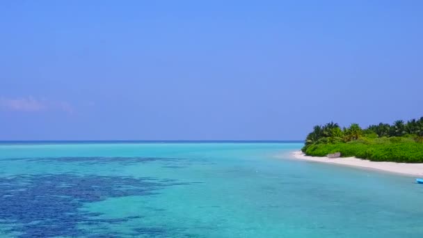 青い海と白い砂の背景による完璧な観光ビーチライフスタイルのドローンビューテクスチャ — ストック動画