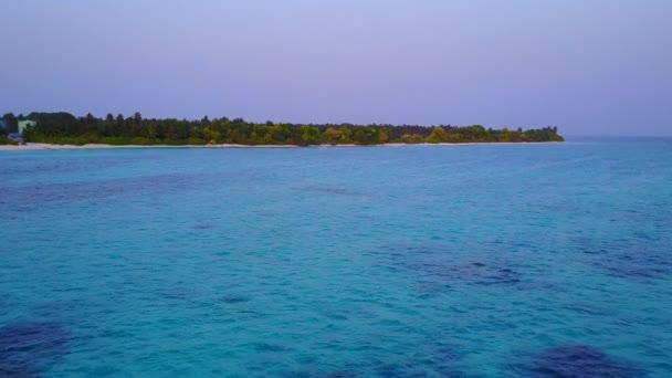 Paisagem aérea de férias tranquilas da praia da baía pelo oceano azul com fundo arenoso branco — Vídeo de Stock