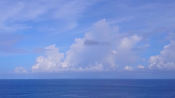 Панорама повітряного дрона морського острова пляжний відпочинок на неглибокій лагуні з білим піщаним фоном — стокове відео