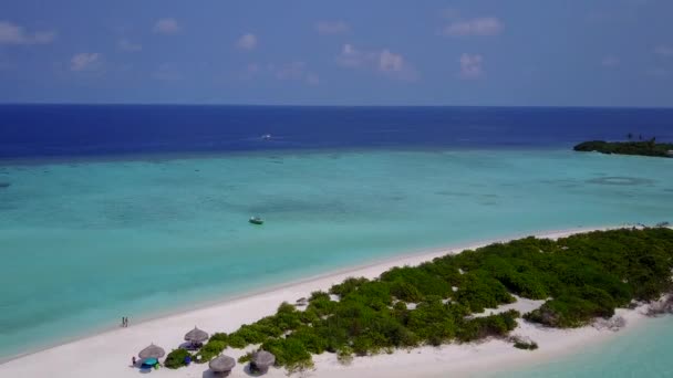 Беспилотник воздушный характер тропического берега пляжного отдыха на голубом океане с белым песчаным фоном — стоковое видео
