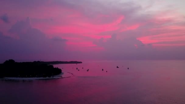Niebo lotnicze egzotycznej plaży wyspy podróży przez turkusowy ocean z jasnym tle piasku — Wideo stockowe