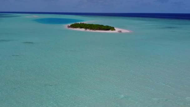 Luchtvaart drone toerisme van idyllische baai strand vakantie door blauwe zee met witte zandachtergrond — Stockvideo