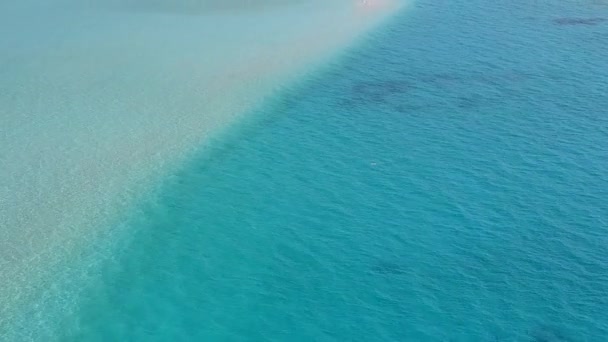 Tourisme aérien par drone d'une pause tranquille sur la plage côtière avec lagune bleue et fond sablonneux blanc — Video