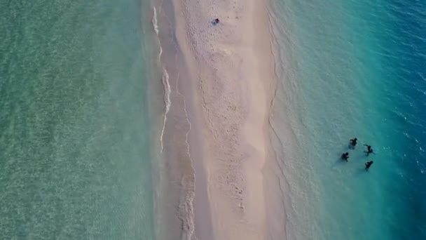 Légi kilátás panoráma idilli sziget strand életmód átlátszó tenger és fehér homok háttér — Stock videók