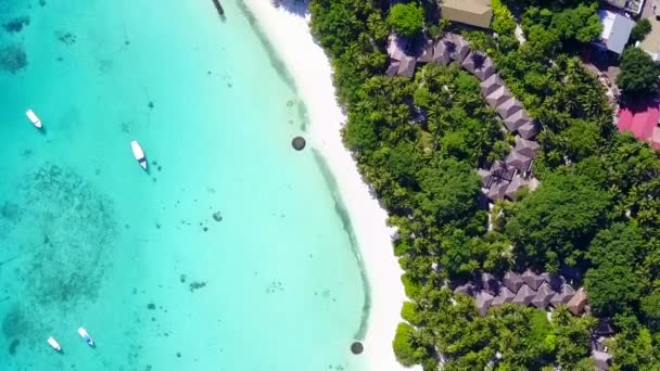 Letecký drone oblohy krásné Bay Beach životní styl jasným oceánem a bílým pískem pozadí — Stock video