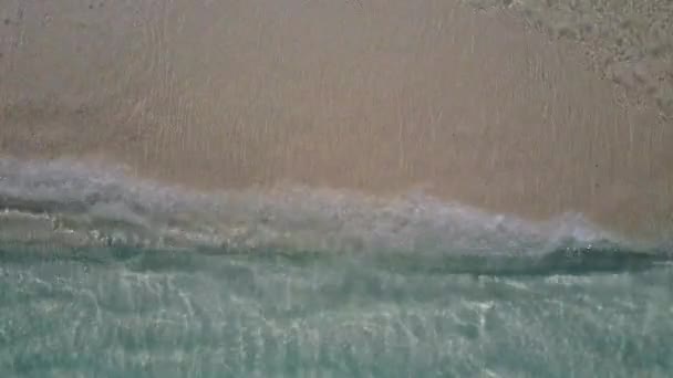 Воздушный беспилотник пейзаж морской лагуны на берегу прозрачного моря на белом песчаном фоне — стоковое видео
