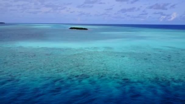 穏やかな海の景色の空中抽象ビーチの休暇明るい砂の背景を持つアクアブルーの水 — ストック動画