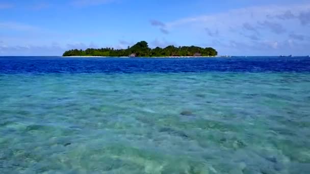 밝은 모래사장을 배경으로 푸른 물을 타고 아름다운 해변 여행을 하는 공중 무인 파노라마 — 비디오