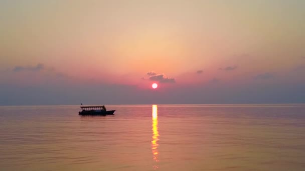 浅蓝色绿海背景下热带度假胜地海滩度假的鼓声质感 — 图库视频影像