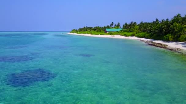 Luchtfoto zeegezicht van paradijs strand reis door ondiepe lagune met wit zand achtergrond — Stockvideo