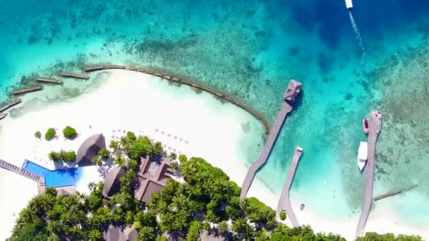 Drone krajobrazy lotnicze morskiej zatoki plaża przygoda przez płytkie laguny z białym, piaszczystym tle — Wideo stockowe