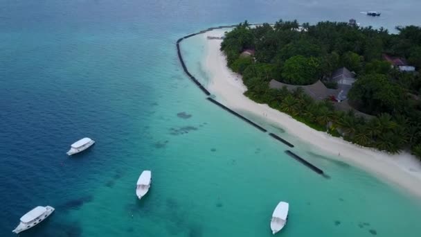 Flygfoto himmel tropisk kust strand paus av grund lagun och vit sandy bakgrund — Stockvideo