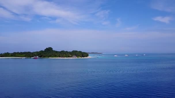 Scenario aereo di vacanza spiaggia resort tropicale da acqua trasparente e sfondo di sabbia bianca — Video Stock