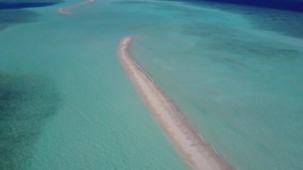 Aerial drone krajobraz morski pięknej plaży nad morzem przerwa przez błękitne morze z białym, piaszczystym tle — Wideo stockowe