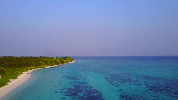 Aerial charakter idyllicznej plaży czas przez niebieski ocean z białym, piaszczystym tle — Wideo stockowe