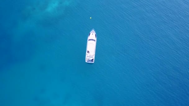 Повітряний вигляд текстури райського узбережжя пляжна подорож на мілководді океану з білим піском фону — стокове відео
