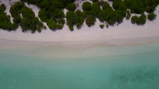青い海と白い砂の背景による豪華な海岸のビーチ休暇の空中パノラマ — ストック動画