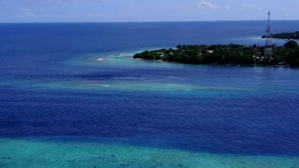 Turystyka lotnicza drona idealne wybrzeże wakacje plaży przez przejrzyste morze i białe piaszczyste tło — Wideo stockowe