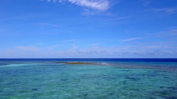 Luftbild-Panorama eines ruhigen Inselstrandausflugs durch die blaugrüne Lagune mit weißem Sandhintergrund — Stockvideo