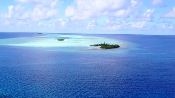 Drone antenne natuur van mooie toeristische strand reis door ondiepe zee met witte zandachtergrond — Stockvideo