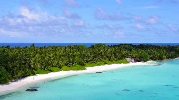Luftbild von idyllischen touristischen Strand Zeit durch blau-grünes Meer mit weißem Sand Hintergrund — Stockvideo