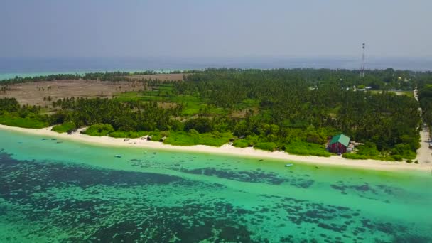 Paisagem aérea drone de aventura exótica praia resort por água verde azul com fundo arenoso brilhante — Vídeo de Stock