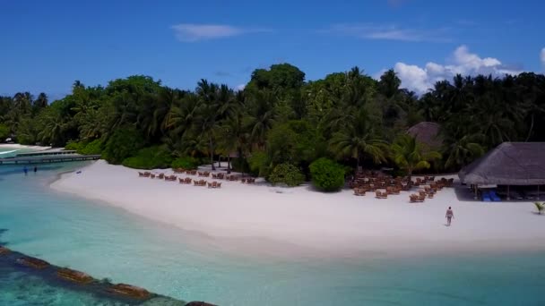 Flygfoto resa avkopplande vik strand äventyr med tydlig lagun och vit sand bakgrund — Stockvideo